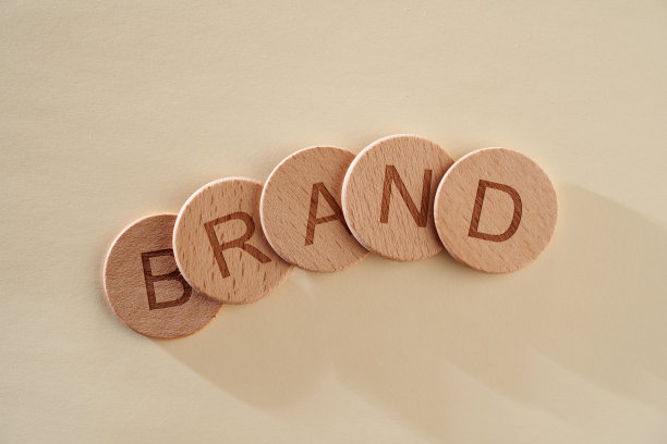 黄色背景上的单一字品牌图片下载