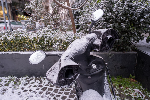 冬季摩托车转向角度和车轮被雪覆盖图片下载