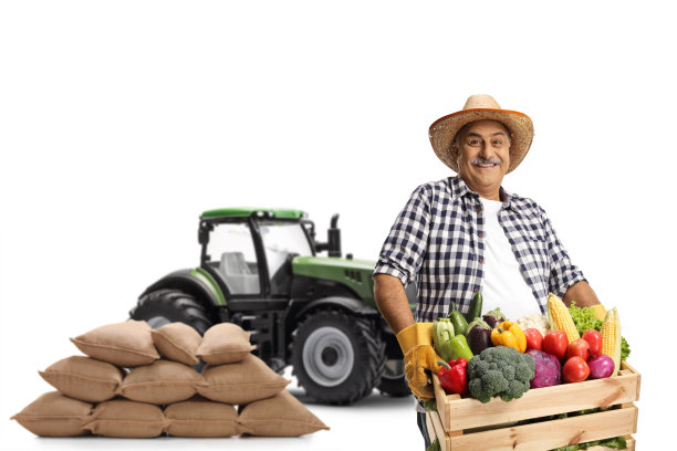 开着拖拉机运送一箱有机蔬菜的年长农民图片下载