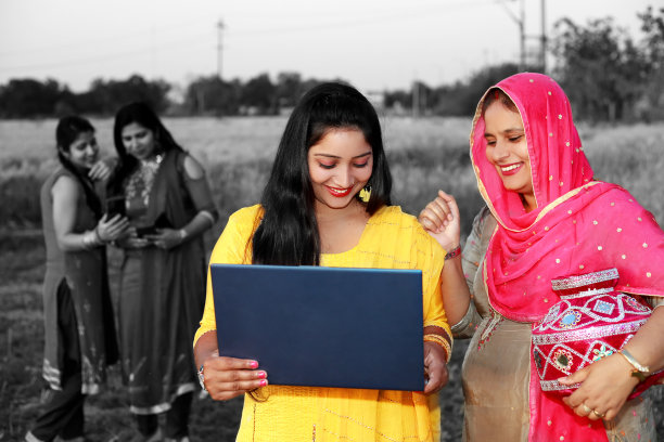 漂亮女人一起在户外玩笔记本电脑图片下载