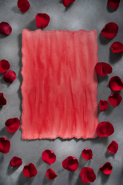 情人红玫瑰花瓣和红色水彩复制空间上的灰色图片下载