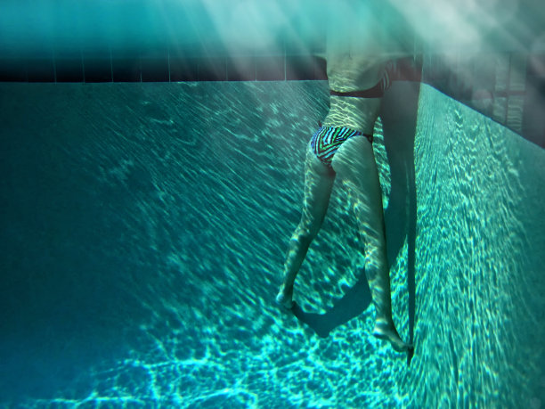 游泳池水下美丽的年轻女子令人耳目一新图片下载