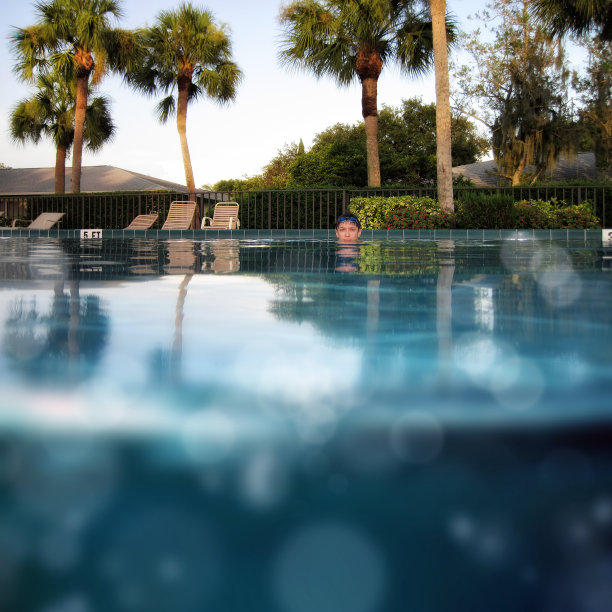 游泳池里少年的肖像图片下载