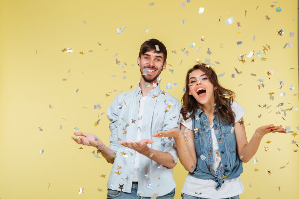 小兄妹开心地玩着亮片图片下载