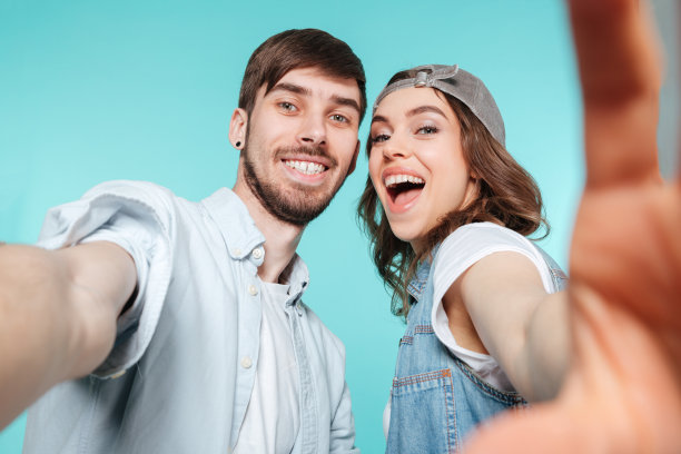 妹妹和弟弟在自拍图片下载