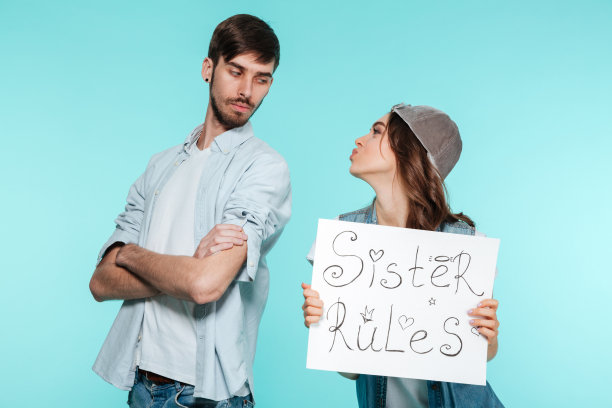 妹妹拿着名牌看着弟弟图片下载