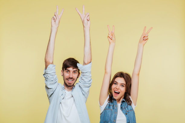 快乐的兄弟姐妹摆出和平的姿态图片下载