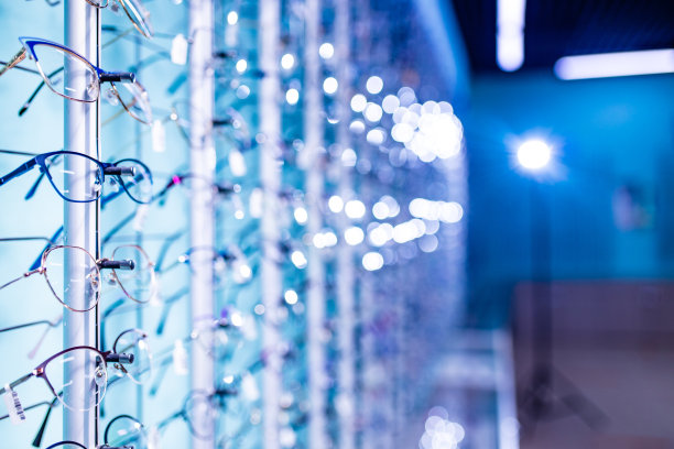 没有人戴着眼镜站在光学复印空间里图片下载