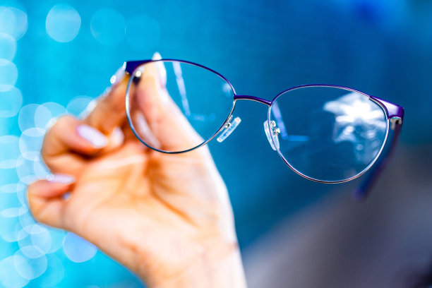 站在光学copyspace商店的眼镜图片下载