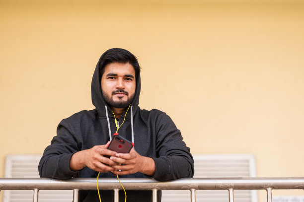 阳台上的年轻人图片下载