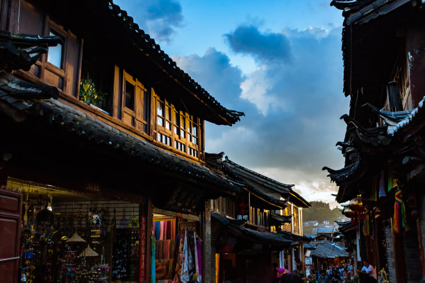 黄昏时分的丽江古城街道图片下载