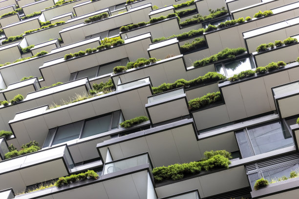 近距离低角度视角的公寓建筑与垂直花园，背景与复制空间图片下载