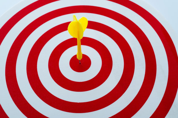 在圆靶中心的飞镖箭图片下载