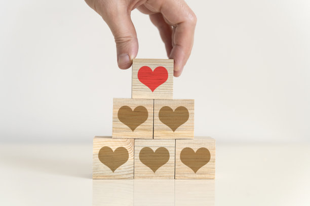 立方体与心脏形状符号图片下载