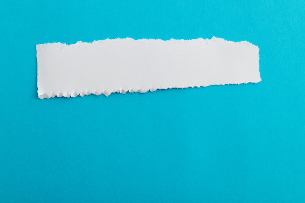 蓝色背景的碎纸片图片下载