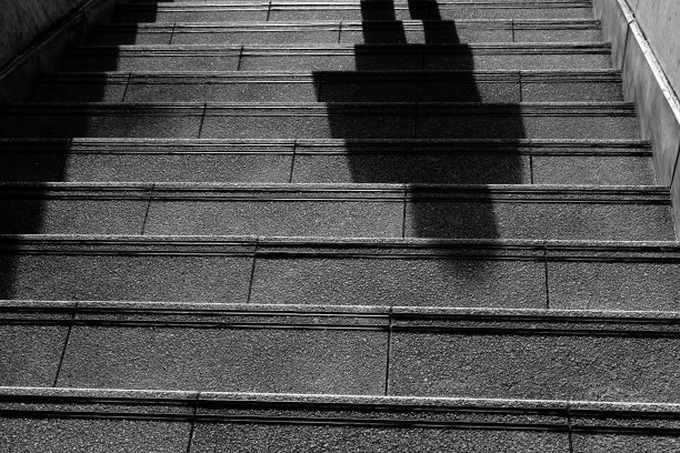 一个人爬楼梯的影子图片下载