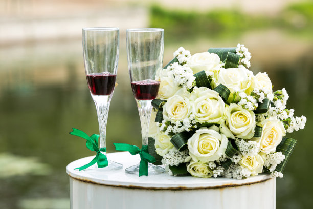 杯装红酒，黄白玫瑰。夏天的假期。婚礼卡片。邀请的概念图片下载