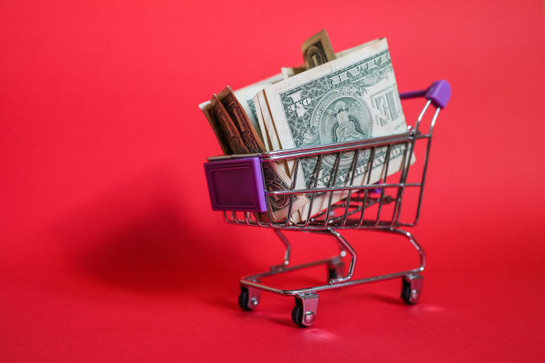 购物车在红色背景和美元里面图片下载