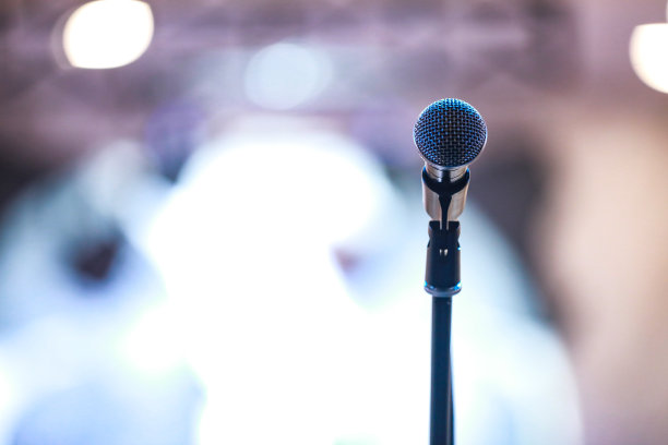为上台演唱准备的麦克风图片下载