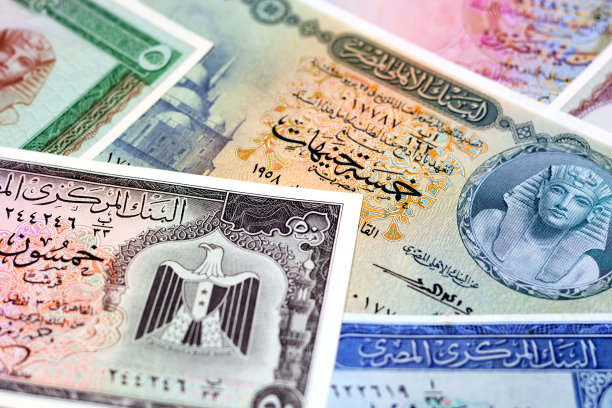 旧埃及纸币，剩余的埃及镑不再流通，具有历史意义的5镑、1镑和50皮阿斯特，带有图坦卡蒙法老的形象图片下载