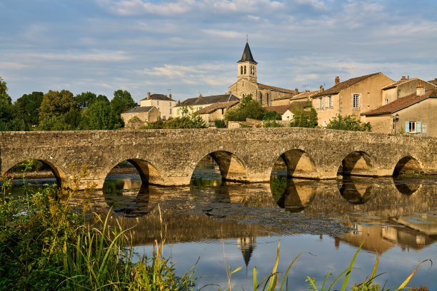 教堂和中世纪石桥的景观，有7个桑萨伊拱门，反映在Vonne的表面图片下载