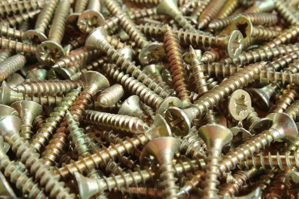 小的银螺丝。特写镜头。纹理。背景。图片下载