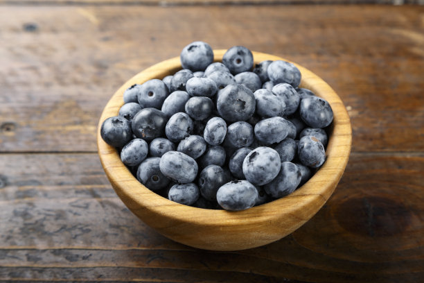 蓝莓在木制背景的木盘里。健康的食物和健康的生活方式。图片下载