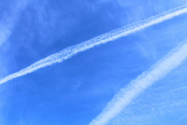 天空中飞机凝结的痕迹。视图对角线。特写镜头。背景。纹理。图片下载