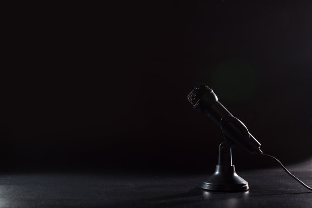 麦克风在卫星上，有拷贝空间。麦克风的卡拉ok。图片下载