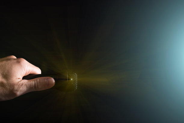 手里拿着麦克风，靠近点。麦克风是黑色的，有拷贝空间。图片下载