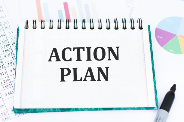 行动计划文本在笔记本上以表格为背景的报告和图表图片下载