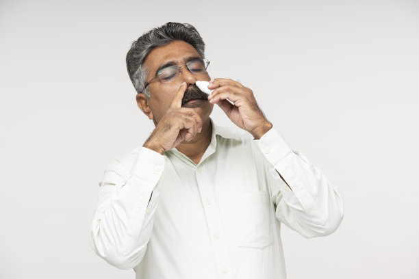 成熟的商人在白色背景股票照片图片下载