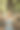 一个强壮的男人在户外的公园里用橡皮筋锻炼。男性运动员在锻炼时使用额外的运动器材。高质量的照片图片下载