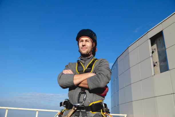 一个欧洲工人在一个晴朗的日子里，天空湛蓝图片下载