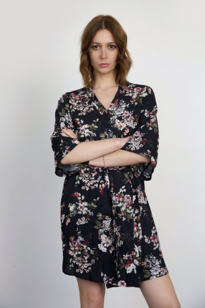 在摄影棚拍摄的女人，穿着黑色的花长袍。图片下载