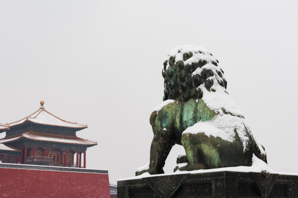 北京紫禁城雪中的青铜狮子图片下载