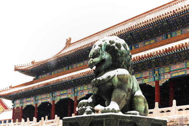 北京紫禁城雪中的青铜狮子图片下载