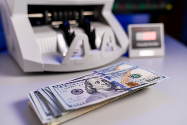 用于计算美元的银行系统。数机器里的美元钞票。图片下载