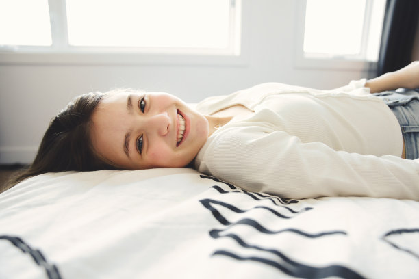 青少年在家中卧室放松图片下载