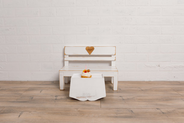 白色长凳心形设置宠物生日桌蜡烛蛋糕室内室内在砖墙背景复制空间图片下载