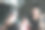 美丽的拉丁女人在她的梳妆台前，她的目光盯着她的化妆眼睛，观察她的化妆是否做好。右手拿着画笔。美与化妆品的概念。图片下载