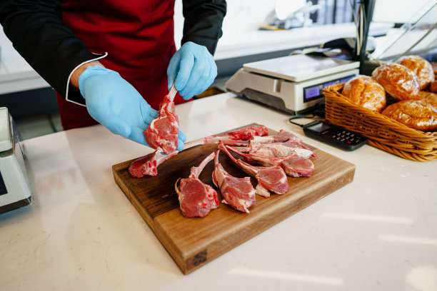 近距离的屠夫设置生羊排骨在肉店图片下载