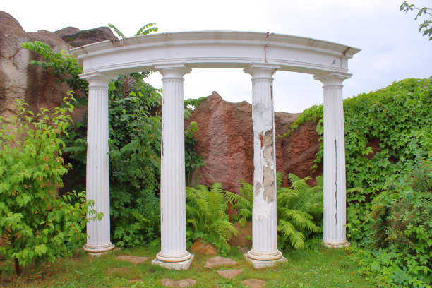 装饰的白色圆柱。特写镜头。背景。图片下载