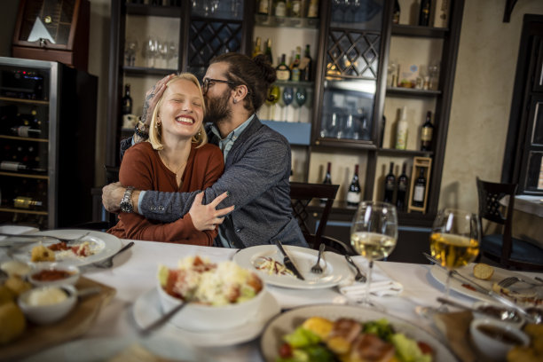 一对可爱的情侣在餐厅约会图片下载