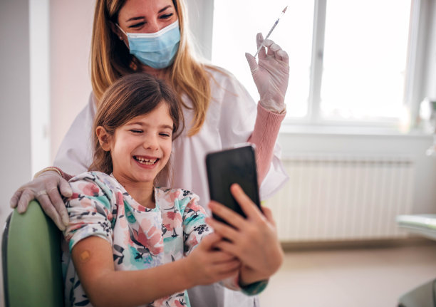 医生给小女孩接种疫苗图片下载