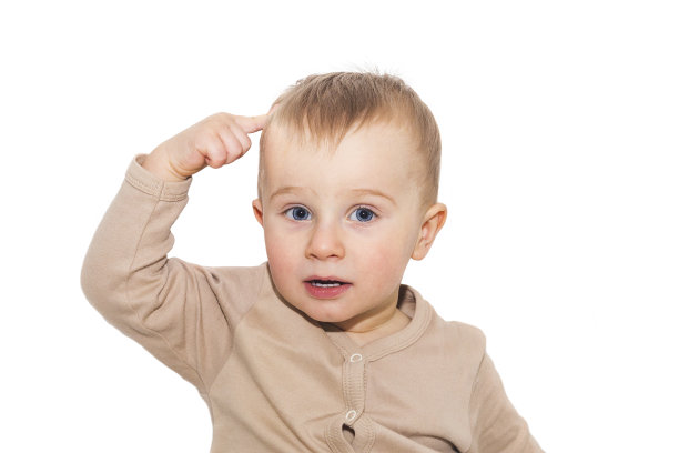 男孩用手指着他的头。图片下载