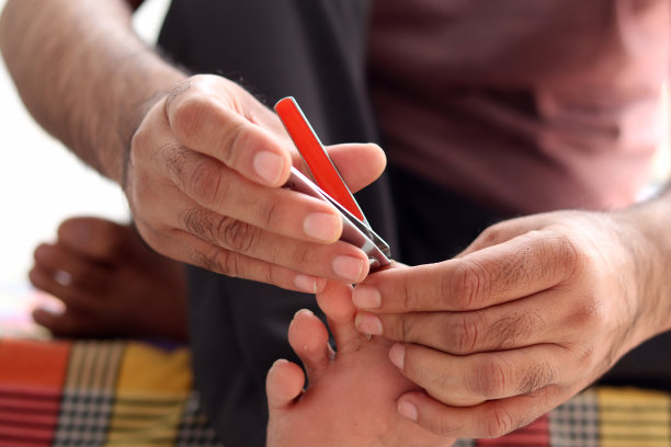 人在家里剪指甲图片下载