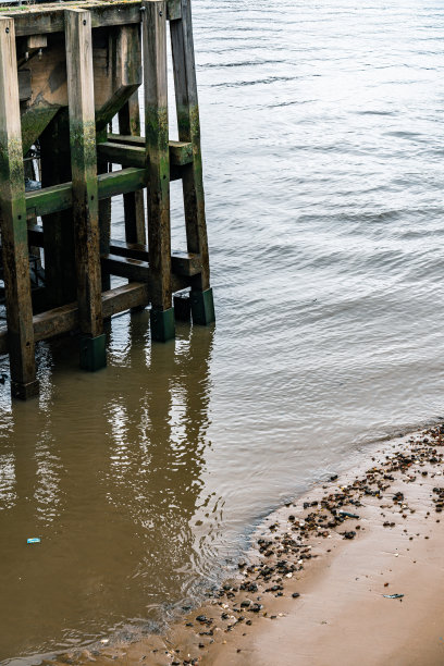 近距离观察海上的旧码头图片下载
