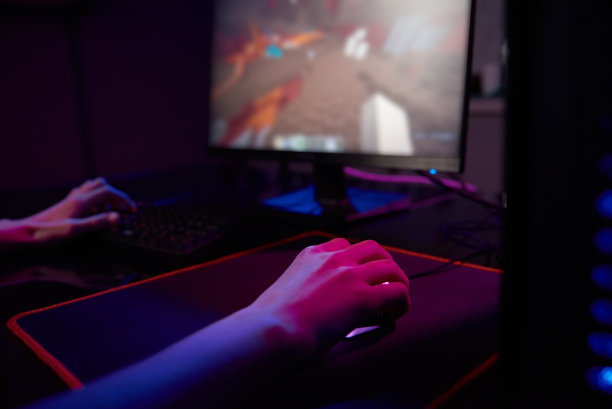 玩家玩电脑游戏时，使用rgb霓虹色键盘图片下载