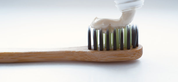 白色背景的牙刷。，近距离观察。图片下载